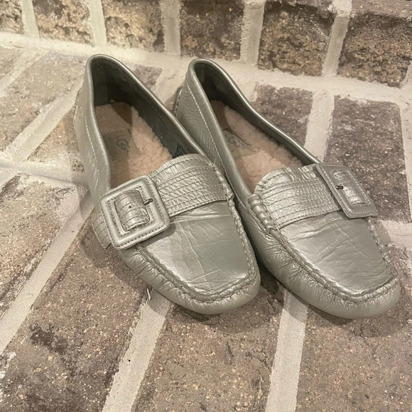 UGG Silver Leather Shearling Lined Loafer/Driving  Shoes Size 6 - Picture 1 of 5
